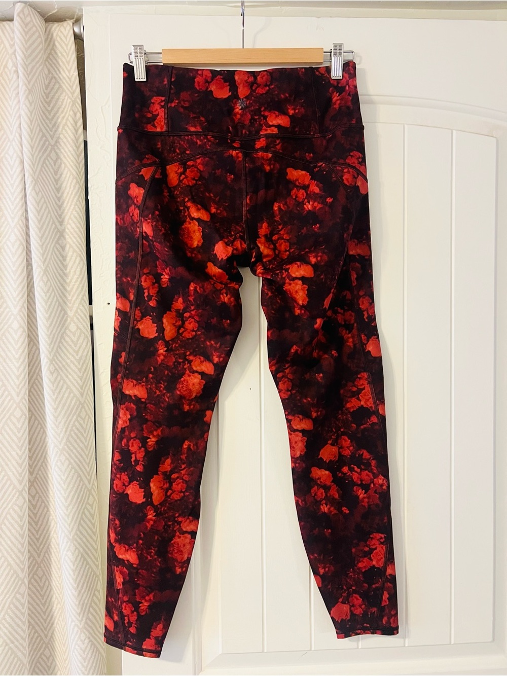 Athleta Red and Black Tie-Dye Rainier Printed Tight Capri Leggings Womens Medium - Picture 3 of 4